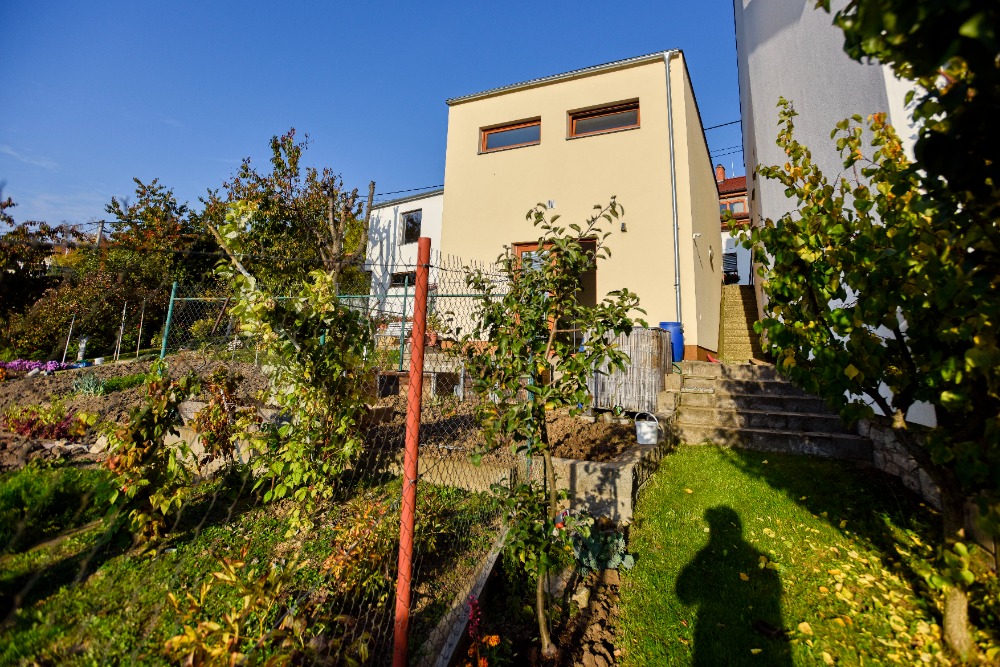 Prodej pozemku 186 m2 s garáží v Mokré u Brna vhodného na výstavbu rodinného domu.